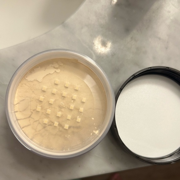 New Laura Mercier Translucent Setting Powder - Picture 3 of 3